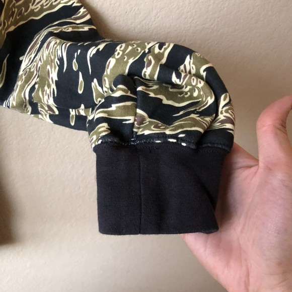 Undefeated Red 5 Strikes Tiger Camo Sweatshirt Men’s Size Medium EUC - Picture 2 of 5